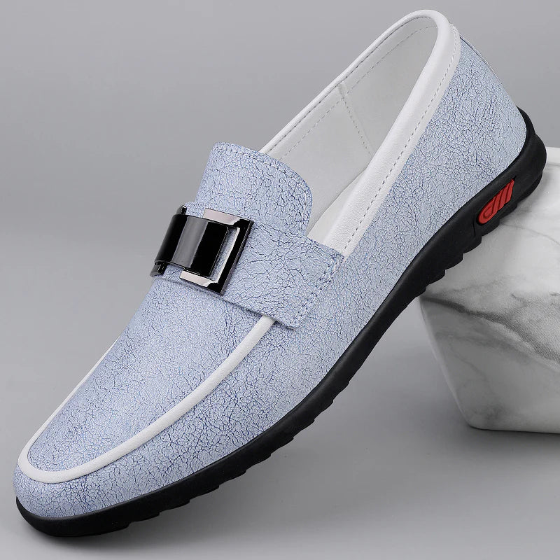 Moccasiny z kůže s kovovou sponou