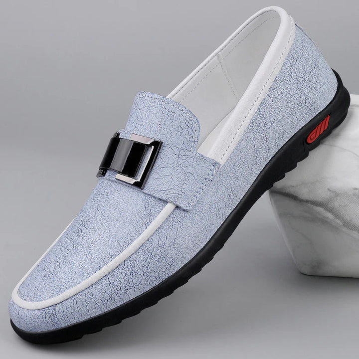 Moccasiny z kůže s kovovou sponou
