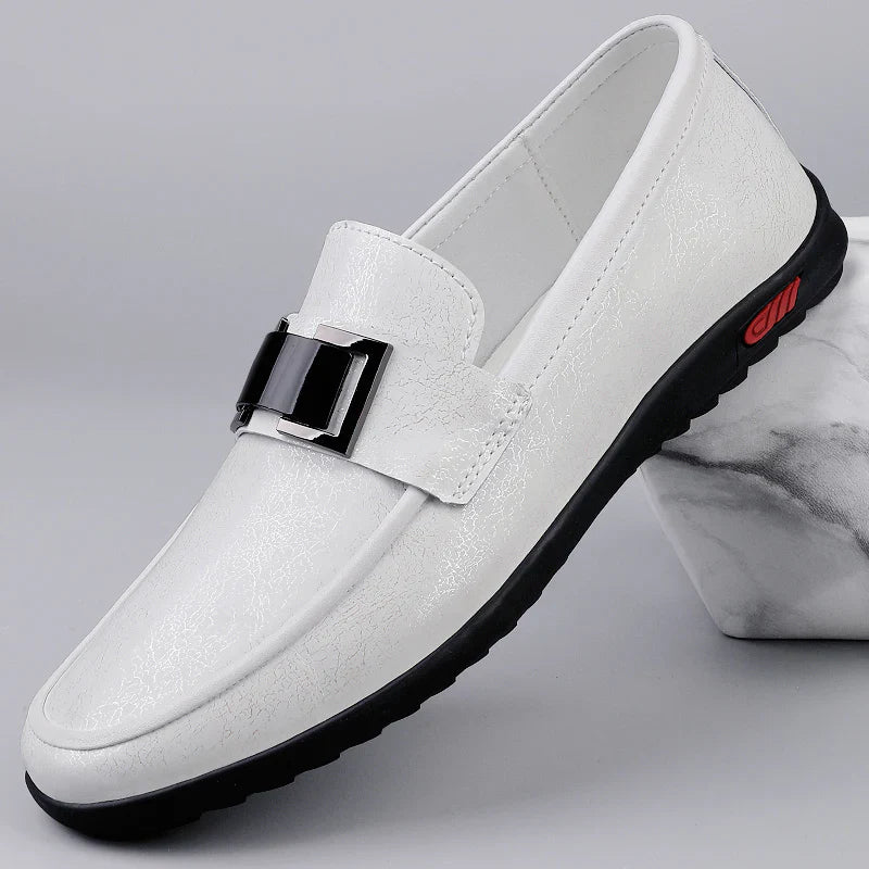 Moccasiny z kůže s kovovou sponou