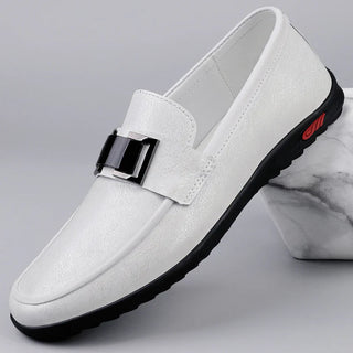 Moccasiny z kůže s kovovou sponou