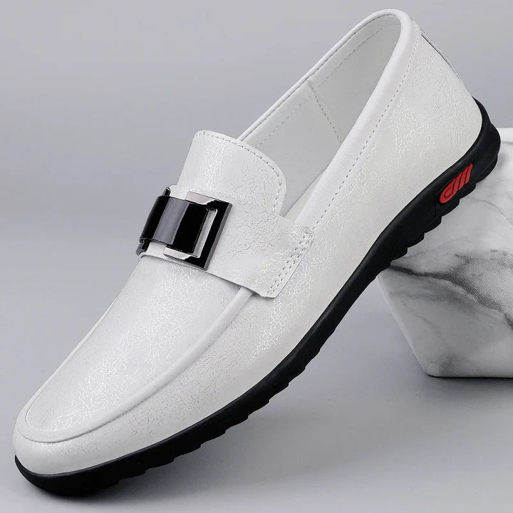 Moccasiny z kůže s kovovou sponou